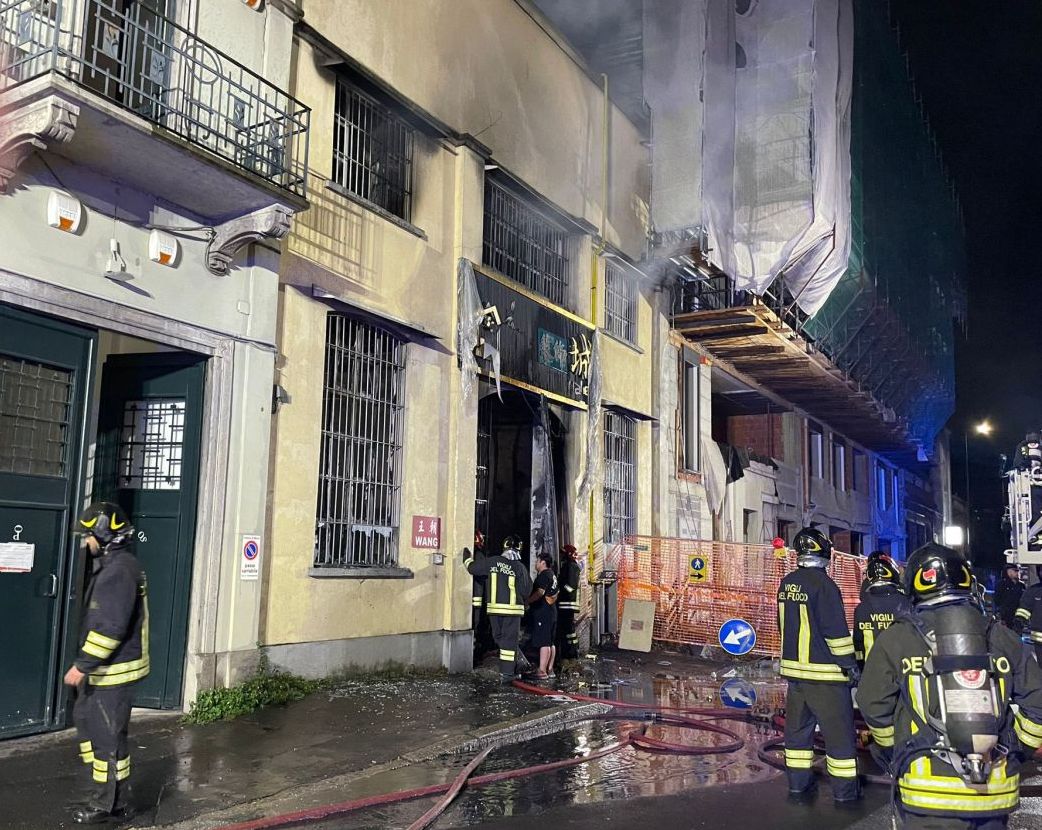 adn24 incendio in un emporio cinese a milano morti tre giovani