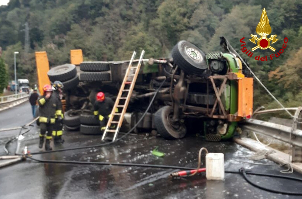 adn24 udine | camion si ribalta e prende fuoco sulla ss13 a pontebba muore lautista