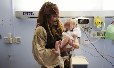 adn24 il vero jack sparrow fa una sorpresa ai bambini malati di un ospedale spagnolo