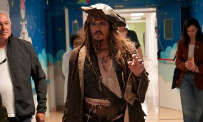 adn24 johnny depp incanta i bambini in ospedale con il suo iconico personaggio