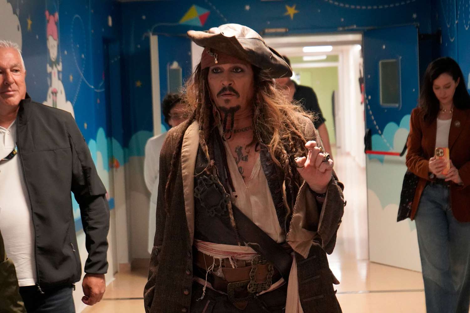 adn24 johnny depp incanta i bambini in ospedale con il suo iconico personaggio