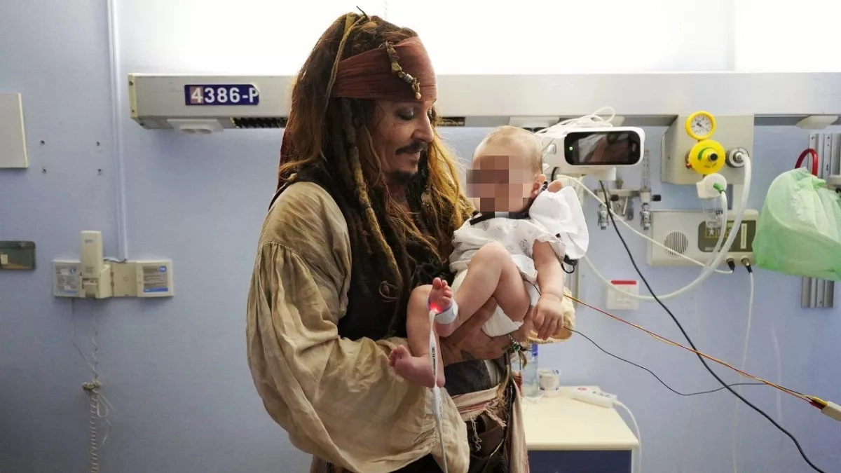 adn24 il vero jack sparrow fa una sorpresa ai bambini malati di un ospedale spagnolo