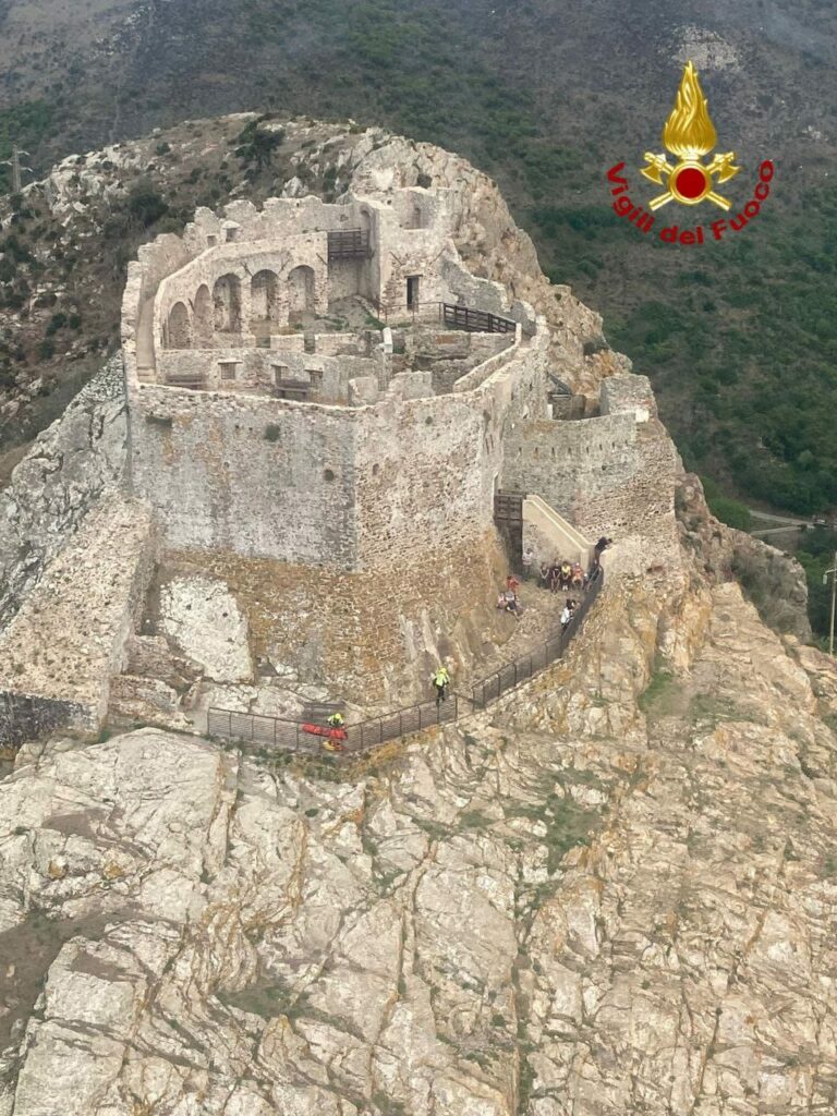 adn24 isola delba escursionista soccorsa dopo caduta sul sentiero del castello del volterraio