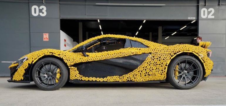 adn24 silverstone in pista la supercar mclaren p1 costruita con i lego sono serviti 340mila mattoncini e 8mila ore di lavoro