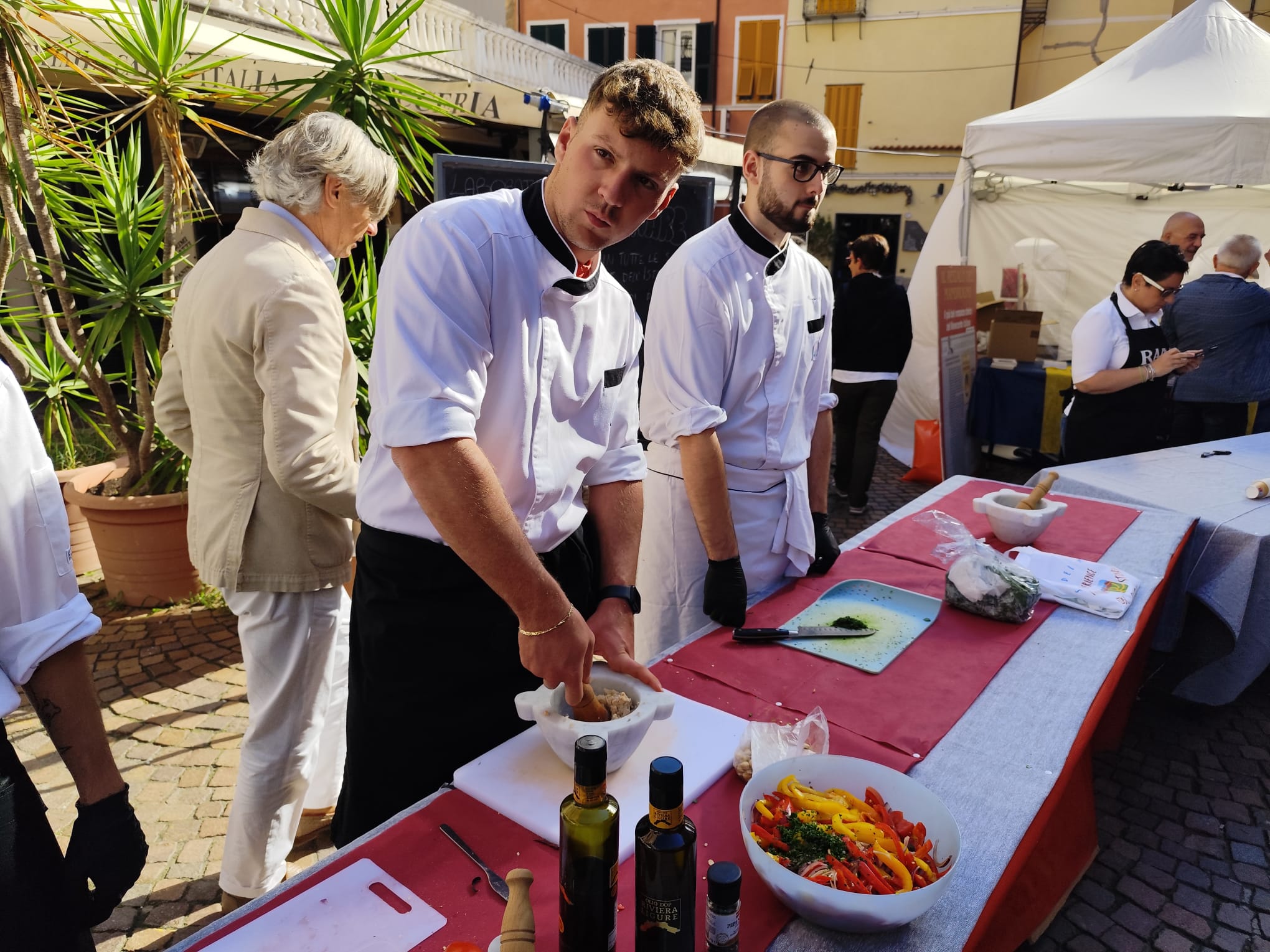 adn24 laigueglia sv | strade del mare gli studenti testimonial nel borgo marinaro