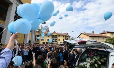 adn24 paderno dugnano mi | palloncini e fiori allingresso della chiesa per i funerali della famiglia uccisa presenti in migliaia