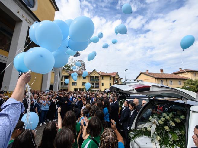 adn24 paderno dugnano mi | palloncini e fiori allingresso della chiesa per i funerali della famiglia uccisa presenti in migliaia