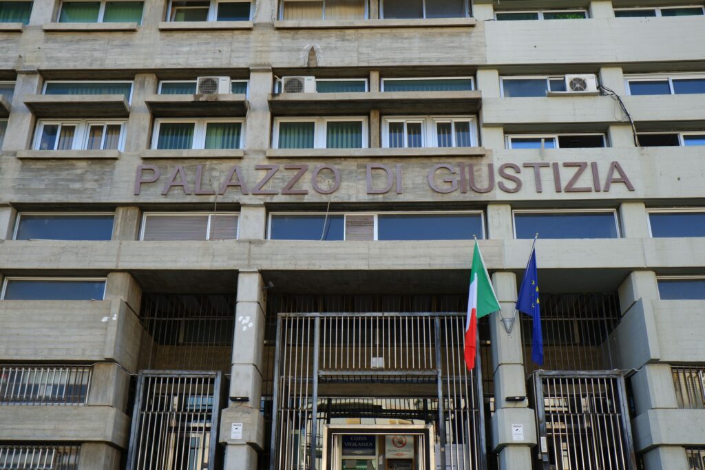 adn24 cosenza | morte di ilaria mirabelli sit in organizzato davanti al palazzo di giustizia