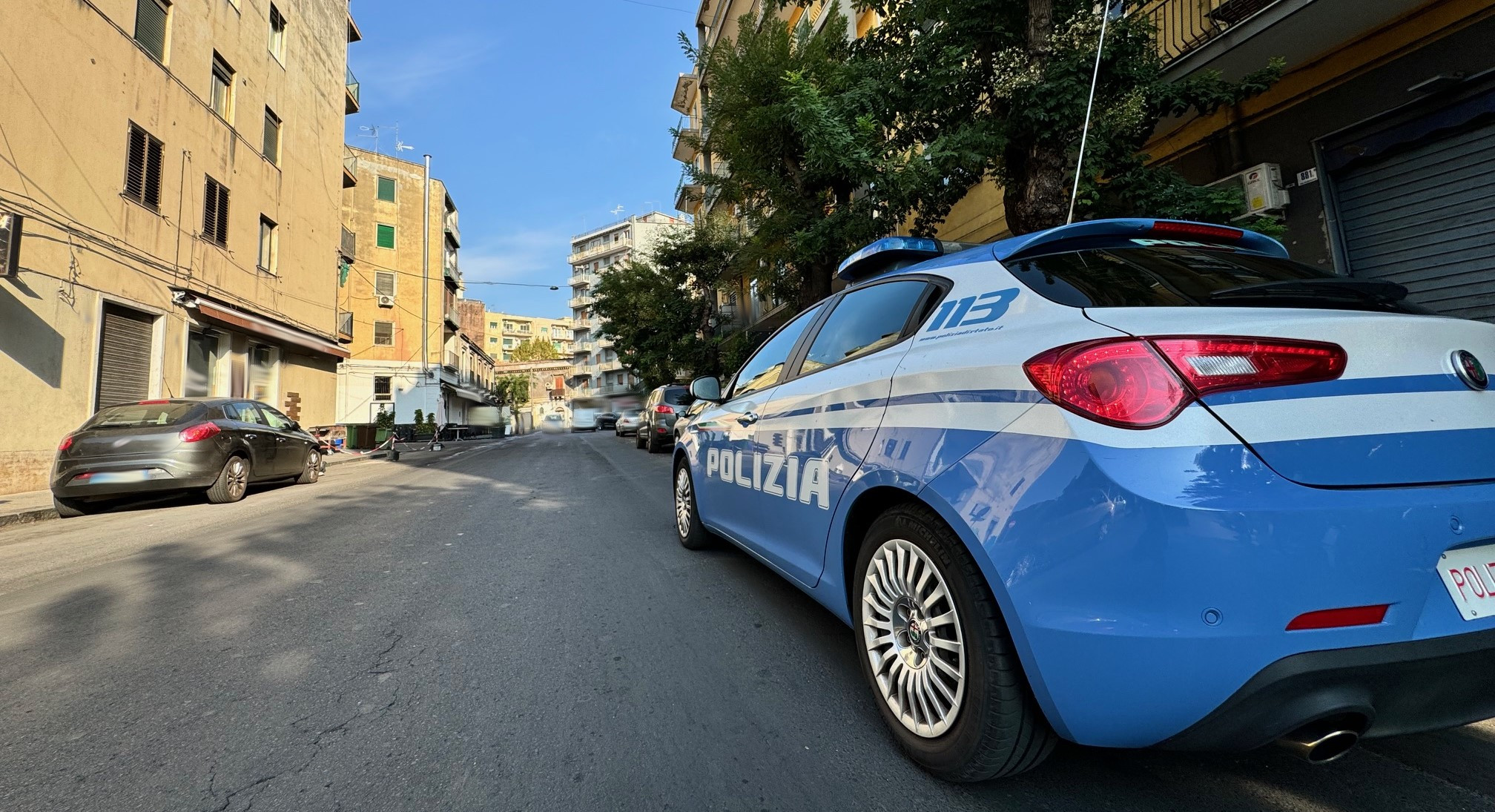 adn24 catania | rimane bloccato con la mano sotto la ruota che stava cercando di rubare 44enne arrestato