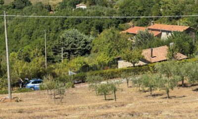 adn24 perugia | indagini in corso sulla strage in famiglia ipotesi è che luomo abbia sparato alla moglie e alla figlia