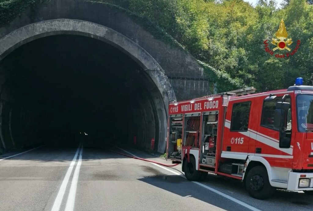 adn24 genova | auto contro il guard rail sulla10 a pra due feriti a villa scassi