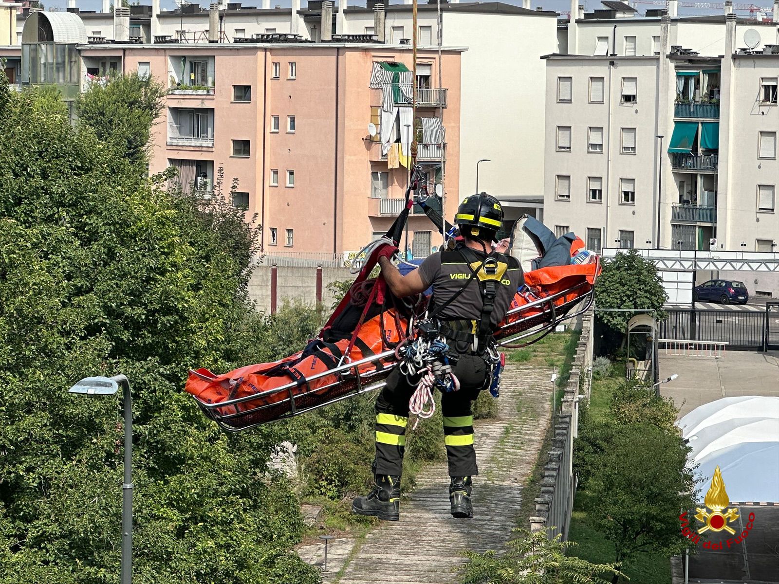 adn24 milano | soccorso straordinario per uomo di 220 kg in via pianella