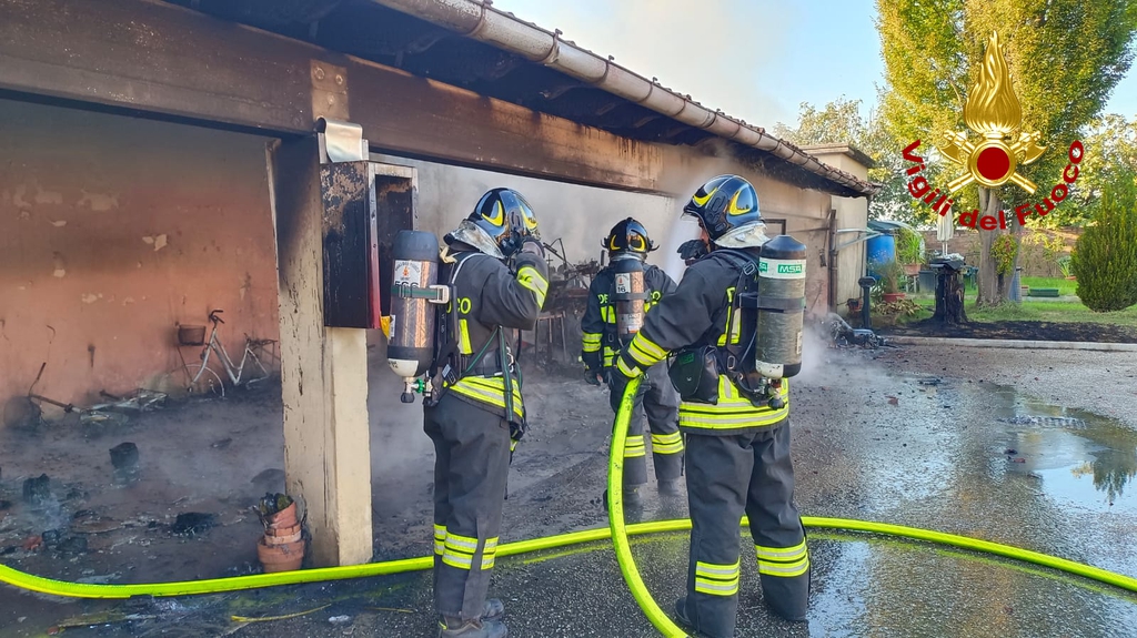 adn24 udine | incendio ad aiello del friuli intervento tempestivo dei vigili del fuoco evita danni maggiori