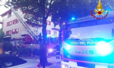 adn24 lignano sabbiadoro ud | incendio in appartamento allultimo piano di uno stabile vdf domano le fiamme