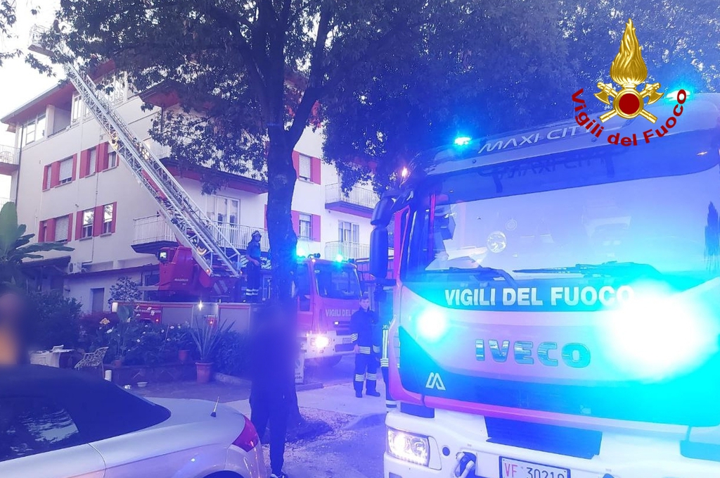 adn24 lignano sabbiadoro ud | incendio in appartamento allultimo piano di uno stabile vdf domano le fiamme