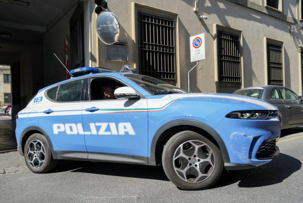 adn24 firenze | lancia droga nellauto della polizia durante un controllo