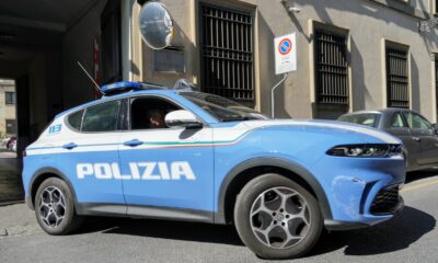 adn24 firenze | lancia droga nellauto della polizia durante un controllo