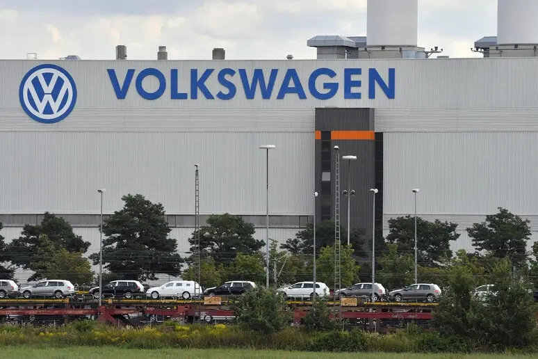 adn24 volkswagen riduce nuovamente le previsioni per il 2024