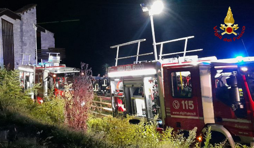 adn24 incendio in una struttura ricettiva a clauzetto intervento notturno dei vigili del fuoco per domare le fiamme