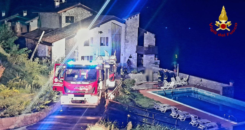 adn24 incendio in una struttura ricettiva a clauzetto intervento notturno dei vigili del fuoco per domare le fiamme