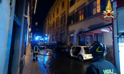 adn24 firenze | incendio di unauto intervento tempestivo dei vigili del fuoco