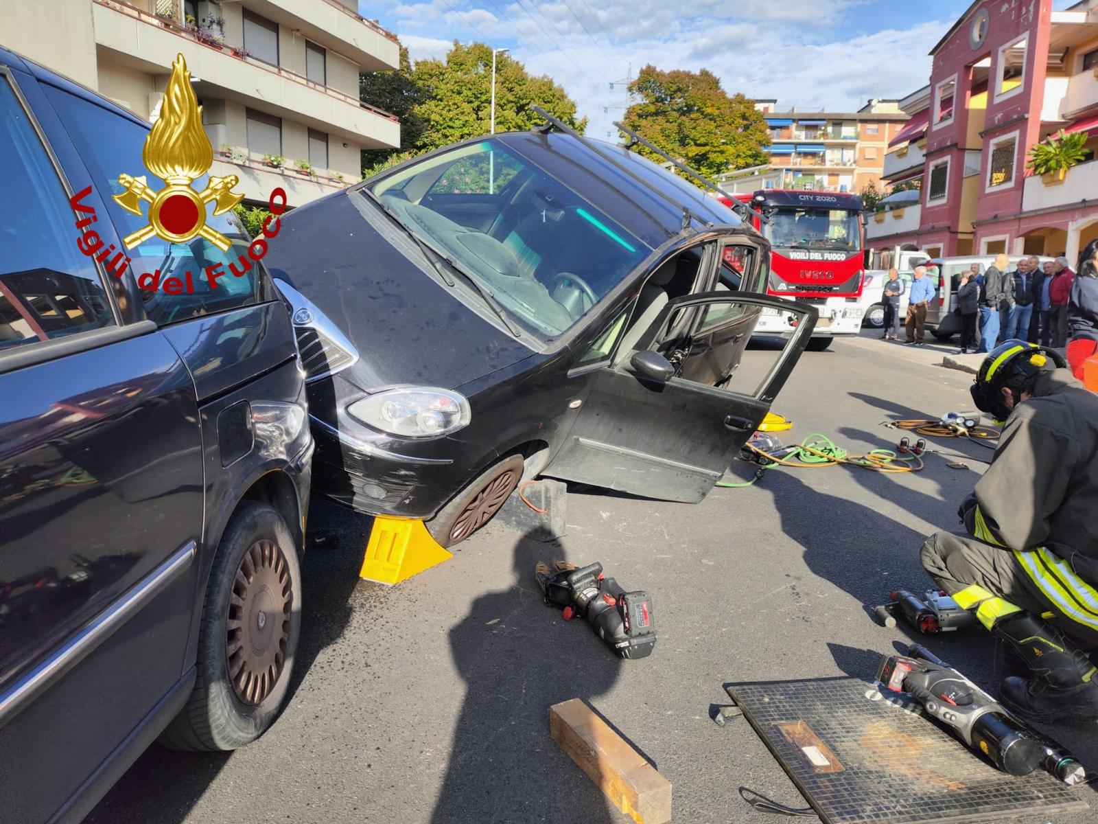 adn24 prato | uomo estratto da unauto in bilico