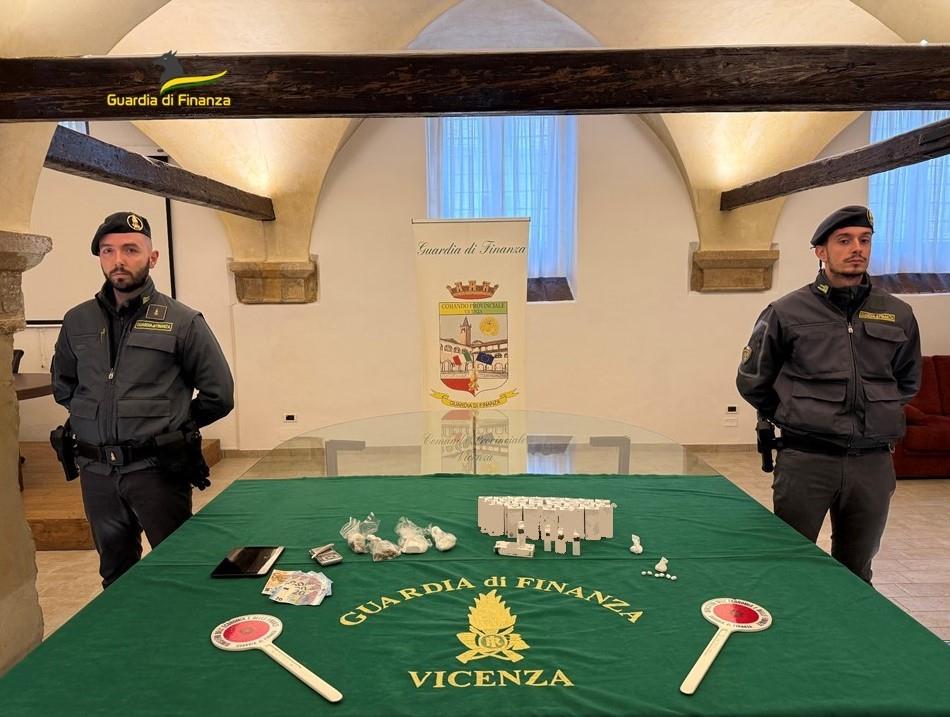 adn24 vicenza | sequestrata varietà di droga cocaina marijuana e sigaretta elettroniche con thc