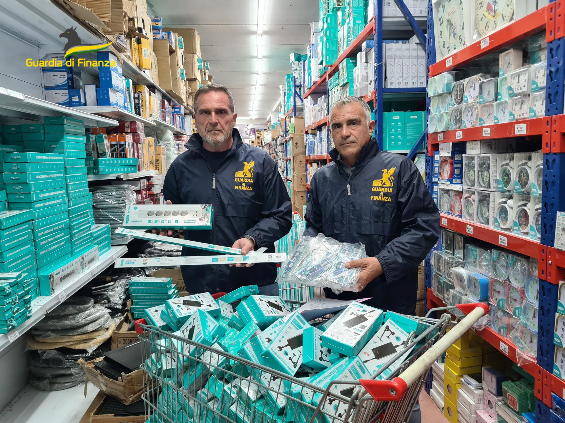 adn24 pescara | oltre 320000 articoli contraffatti sequestrati