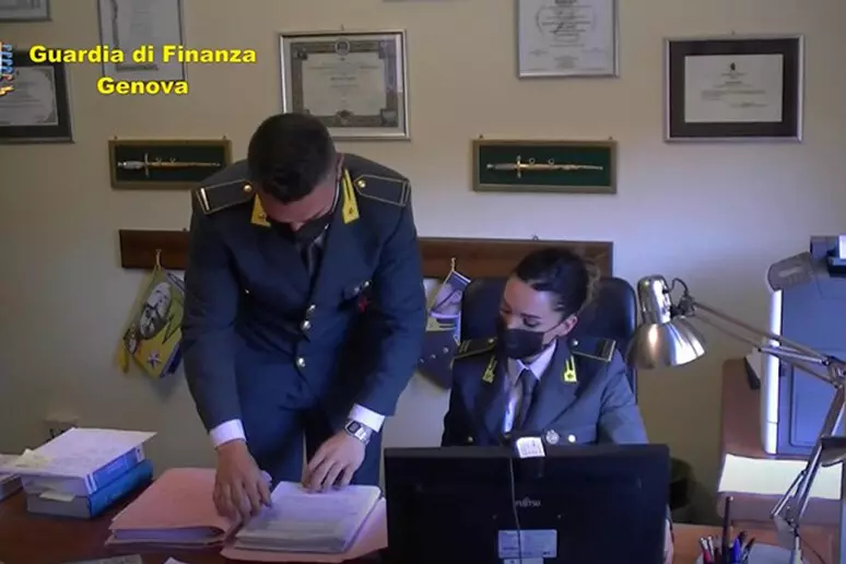 adn24 genova | la guardia di finanza sequestra oltre 7 mila etichette per abiti taroccate