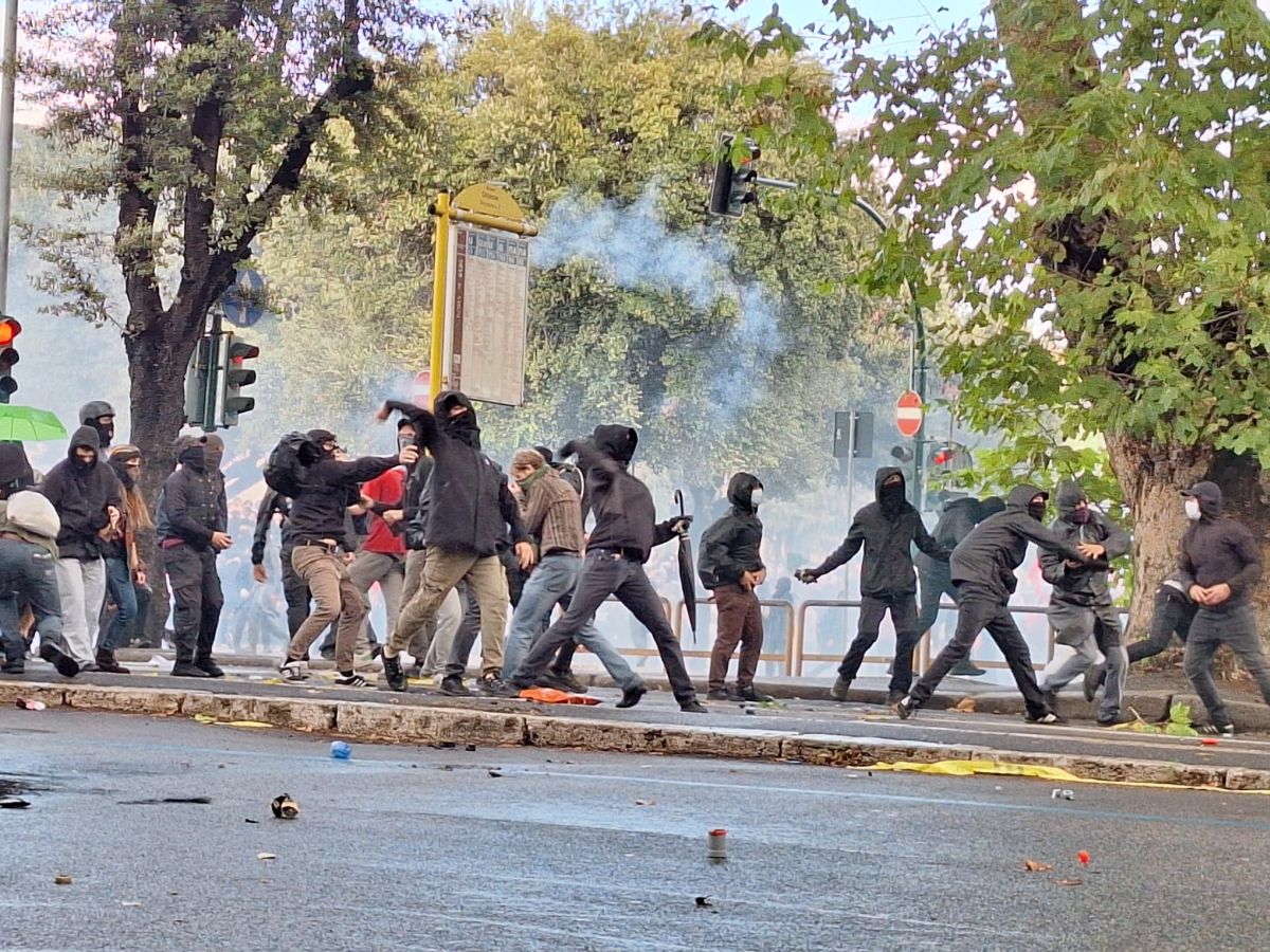 adn24 scontri a roma tra manifestanti pro palestina e forze dellordine