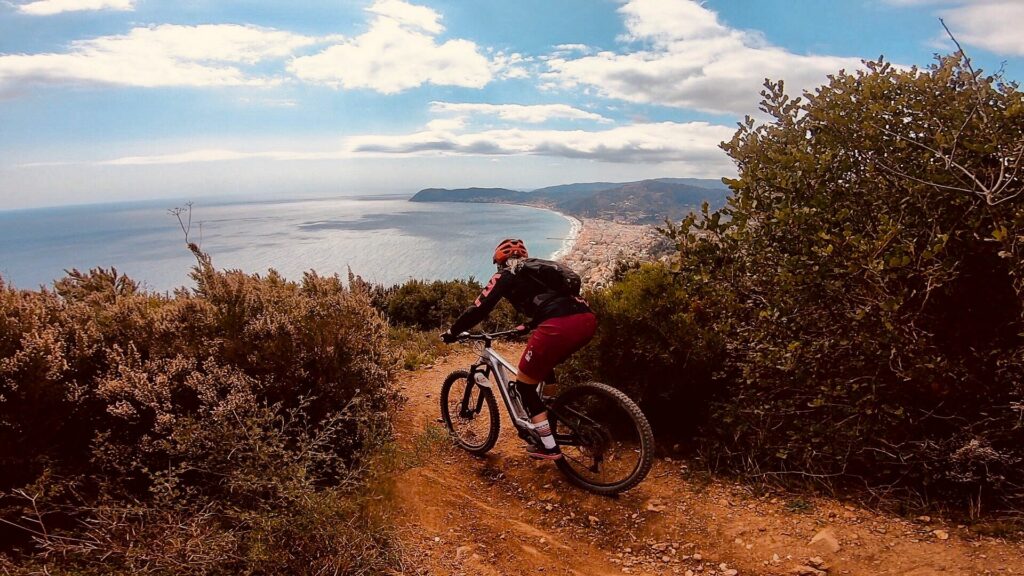 adn24 alassio sv | in collina percorsi per trekking ed escursioni praticabili in bici e a piedi tutti tracciati con cartellonistica e frecce