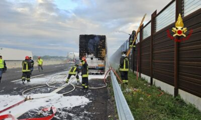 adn24 pesaro urbino | incendio di un rimorchio sulla a14