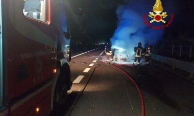 adn24 incendio di unsuto lungo lautostrada di ancona