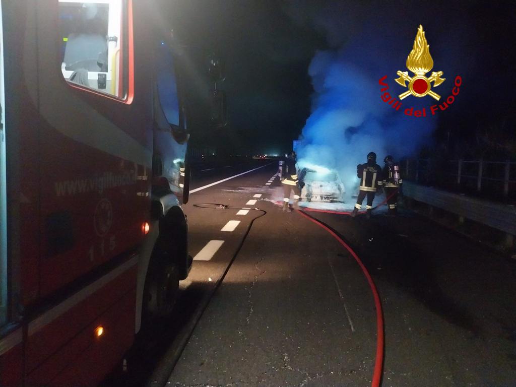 adn24 incendio di unsuto lungo lautostrada di ancona