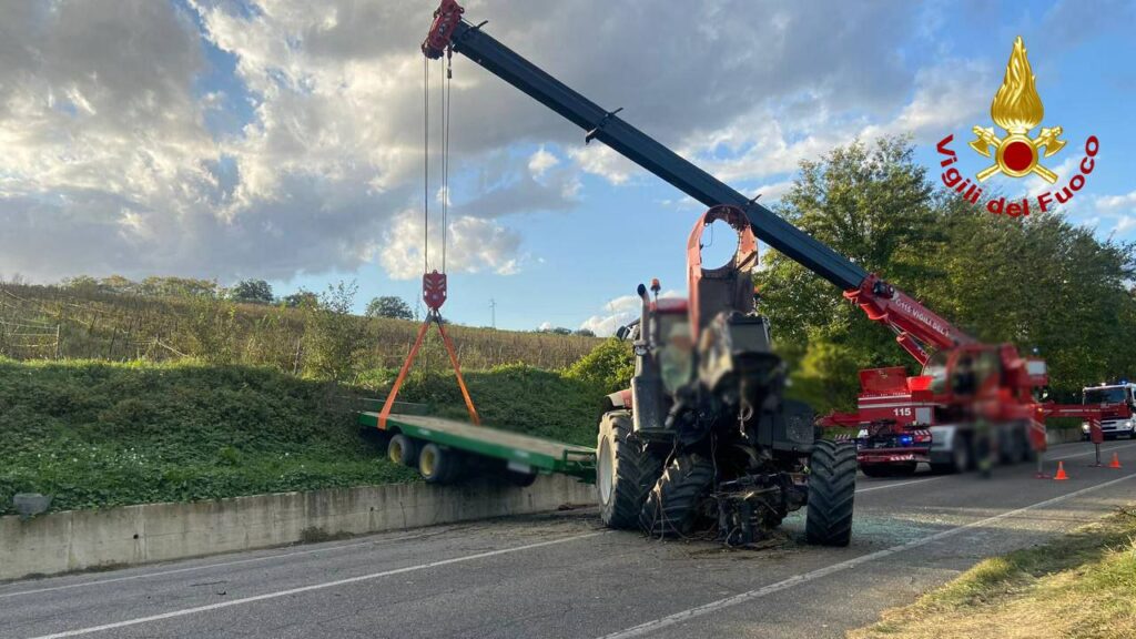 adn24 recupero trattore sulla sp 43 a castel di lama intervento dei vigili del fuoco