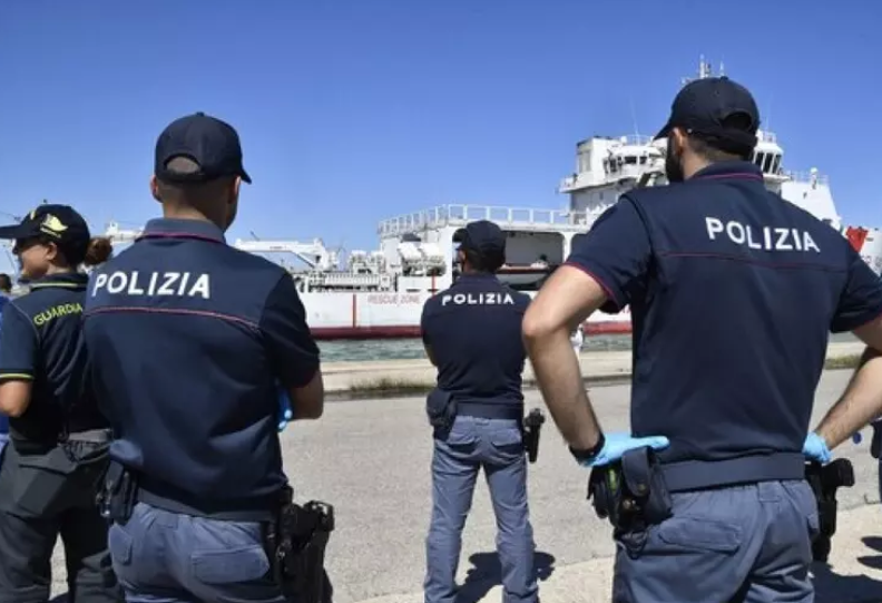 adn24 operazione contro il traffico di migranti dieci fermi a milano