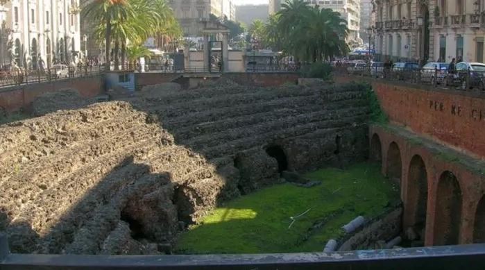 adn24 sai che cè un colosseo nero a catania