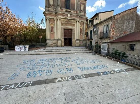 adn24 polistena rc | scritta offensiva in piazza lamministrazione condanna latto vandalico