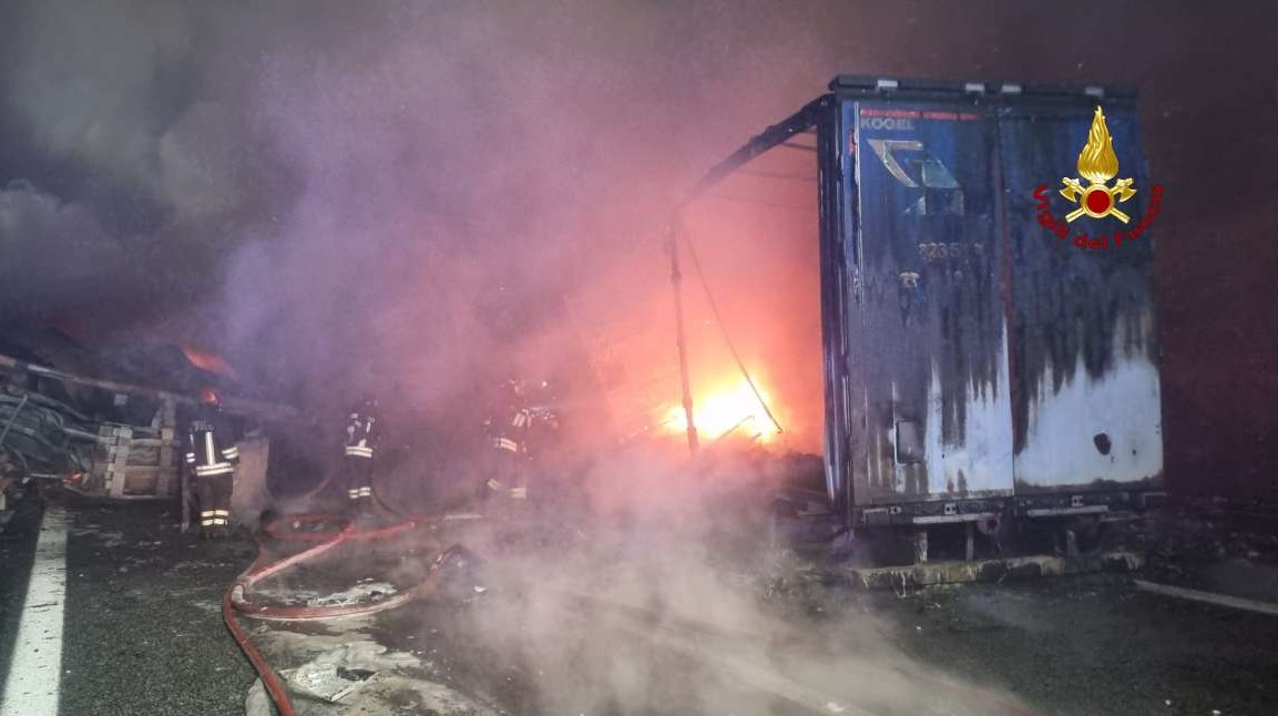 adn24 grave incidente sullautostrada a26 scontro tra due mezzi pesanti tre feriti e autostrada chiusa