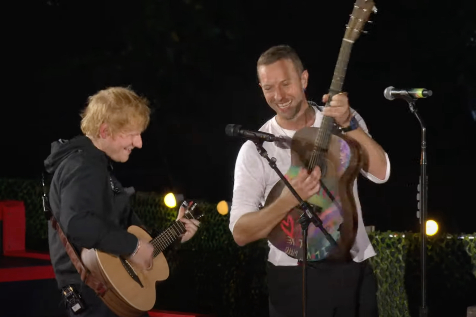 adn24 ed sheeran e il frontman dei coldplay chris martin si sono esibiti insieme a sorpresa