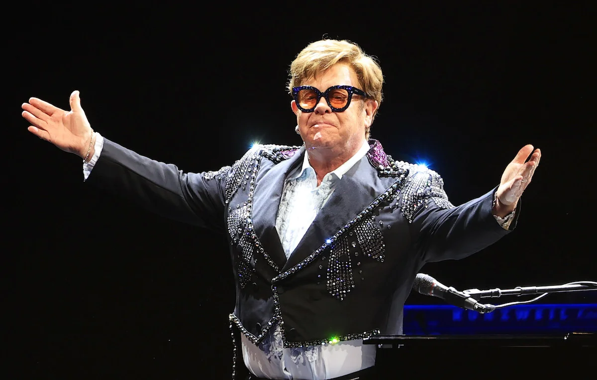 adn24 musica | elton john fa il conto delle parti del corpo che gli sono state rimosse o sostituite da protesi di certo non ha perso il senso dellumorismo