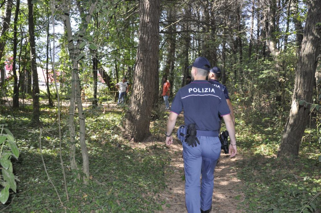 adn24 pesaro | scontro al parco miralfiore arrestato spacciatore dopo violenta resistenza agli agenti