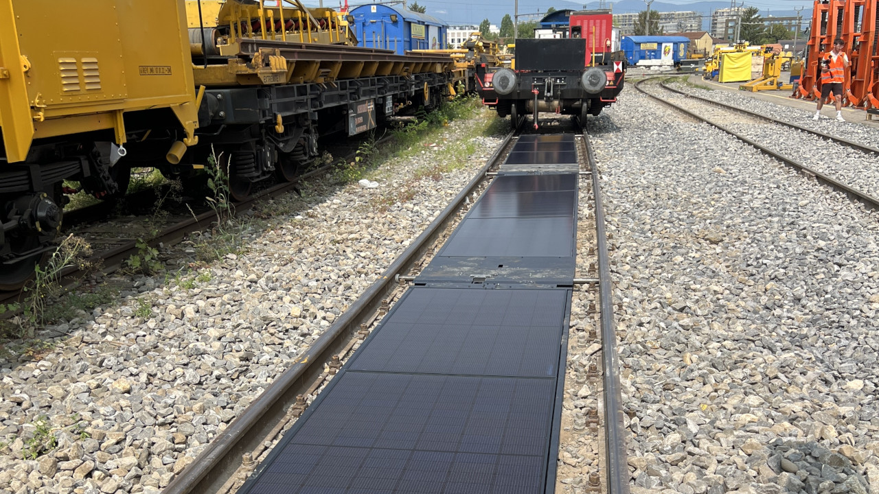 adn24 innovazione sostenibile in svizzera il fotovoltaico tra i binari ferroviari