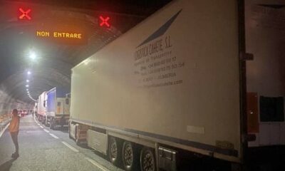 adn24 varazze sv | incidente con un mezzo pesante in galleria autostrada chiusa verso genova