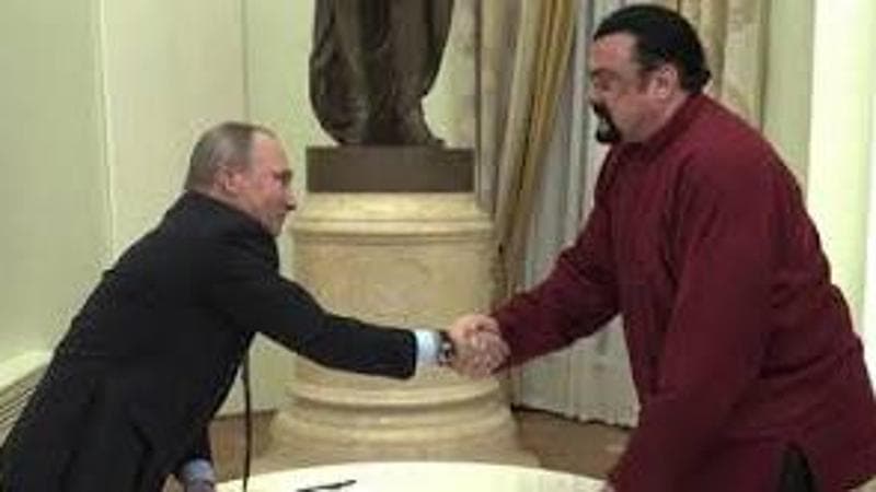 adn24 steven seagal ribadisce la sua fedeltà a putin nel documentario in nome della giustizia