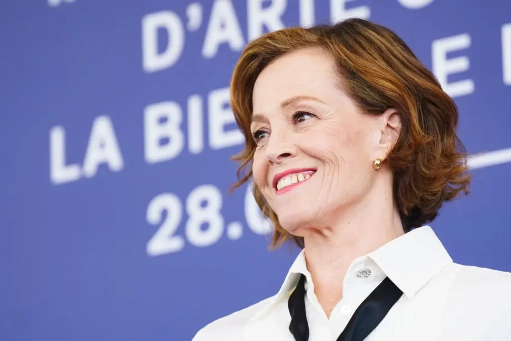 adn24 lattrice di avatar sigourney weaver compie 75 anni