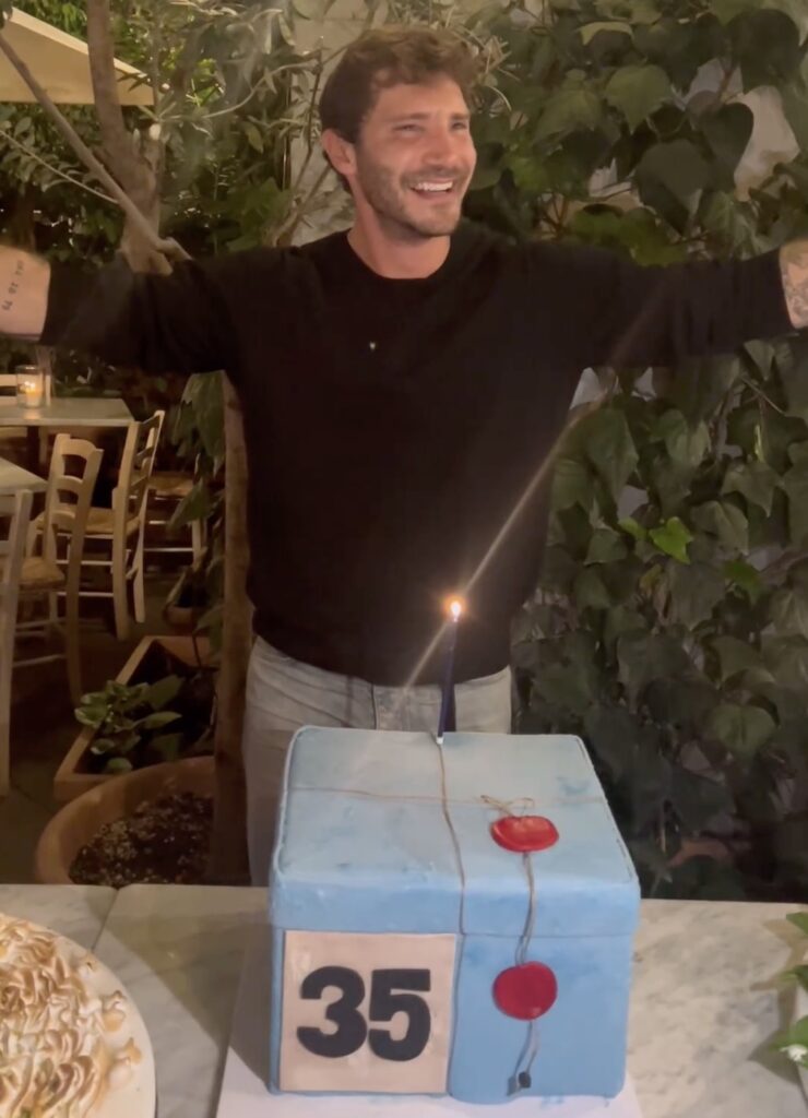 adn24 buon compleanno stefano de martino per lui una torta speciale