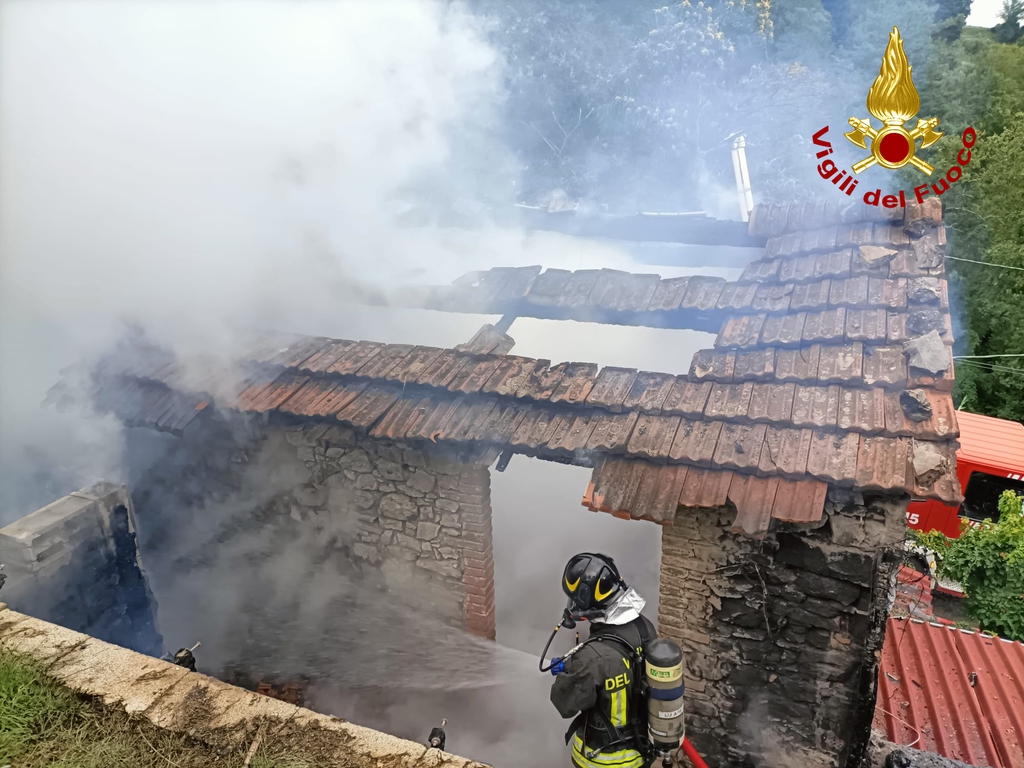 adn24 pescaglia lu | incendio in casa rurale intervento evita il peggio