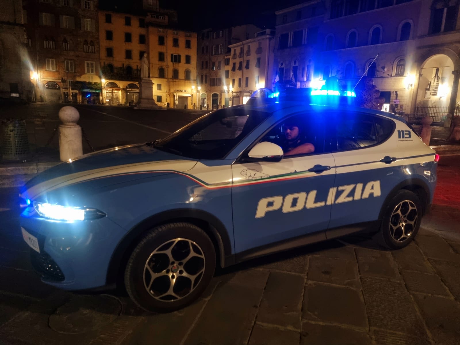 adn24 lucca | due giovani denunciati per danneggiamento di auto in centro storico