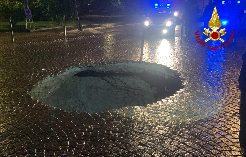 adn24 gorizia | voragine in via cadorna strada chiusa al traffico